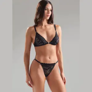 ART.TI527 CONJUNTO BRALETTE FORRADO CON BROCHE DELANTERO Y TANGA LESS DE PUNTILLA